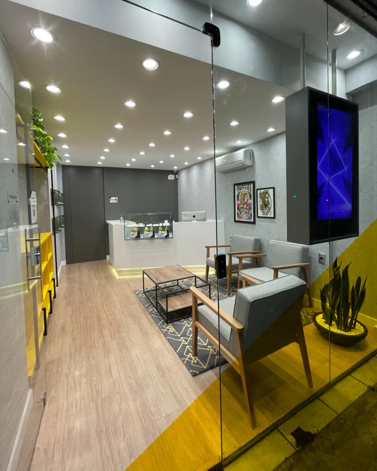 Fachada e recepção da Tattooei no Buritis